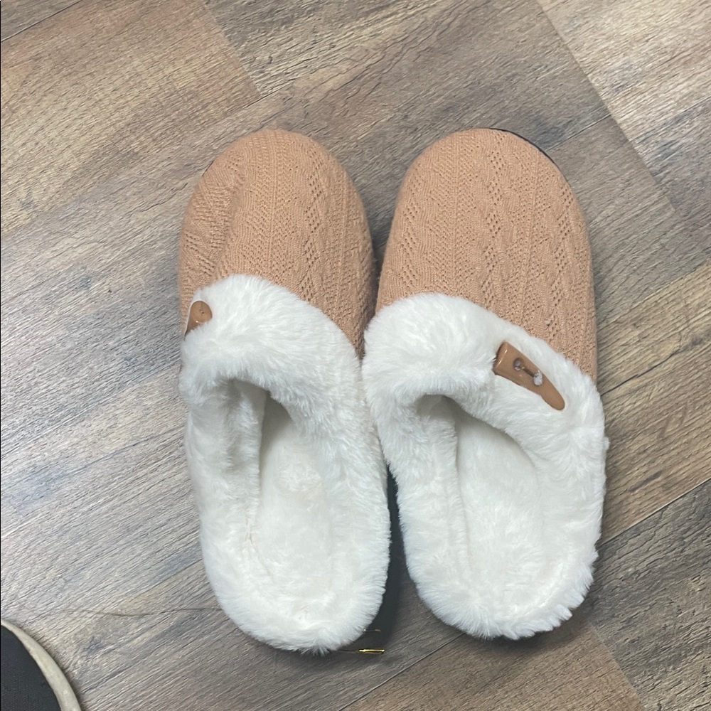 Cozy Women's Tan Faux-Fur Lined Slippers